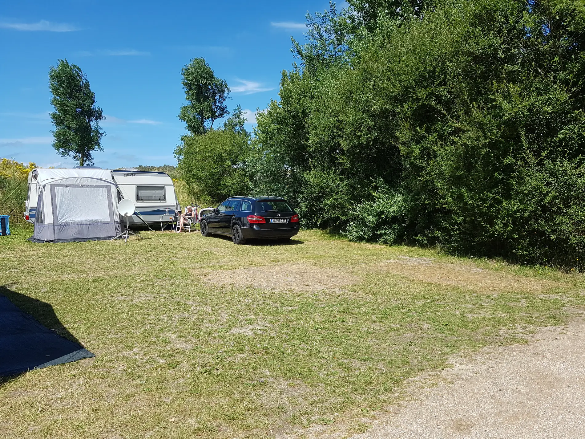 Ruime kampeerplaats 'Duin A+B' op het vakantiepark, geschikt voor een caravan met voortent en auto.